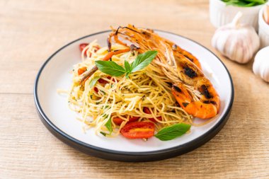 ızgara karides ve domates - İtalyan Füzyon gıda tarzı ile tavada kızartılmış spagetti