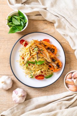 ızgara karides ve domates - İtalyan Füzyon gıda tarzı ile tavada kızartılmış spagetti