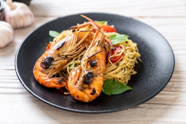 ızgara karides ve domates - İtalyan Füzyon gıda tarzı ile tavada kızartılmış spagetti