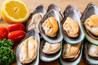 malzemelerle ahşap tahta üzerinde taze midye