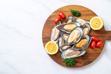 malzemelerle ahşap tahta üzerinde taze midye