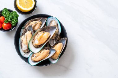 üzerinde siyah kase taze midye