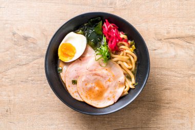 Baharatlı miso udon ramen noodle ile domuz eti - Japon gıda tarzı