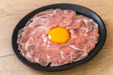 taze dilimlenmiş domuz ham yumurta pişirme veya shabu shabu ve sukiyaki yapma ile