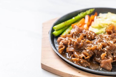 sıcak plaka - Asya tarzı domuz biftek dilimlenmiş