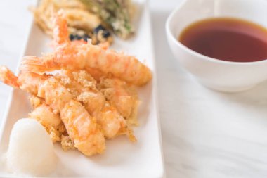 karides tempura (hırpalanmış kızarmış karides) sebze - Japon gıda tarzı