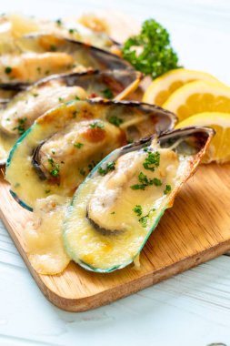 Peynirli taze midye.