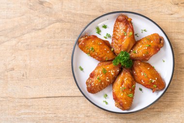 Beyaz susamlı ızgara tavuk kanadı.