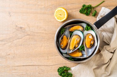 deniz ürünleri midye maydanoz ve limon ile