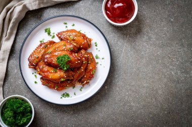 Beyaz susamlı ızgara tavuk kanadı.