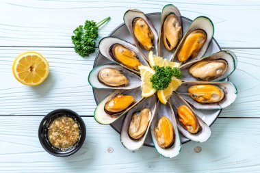 deniz ürünleri midye maydanoz ve limon ile