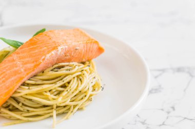 makarna spagetti pesto yeşil ve salmon - İtalyan gıda tarzı