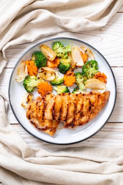 çukurunu tavuk göğsü biftek sebze (brokoli, havuç, soğan ile)