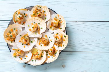 Kızarmış deniz tarağı, tereyağı ve sarımsak.