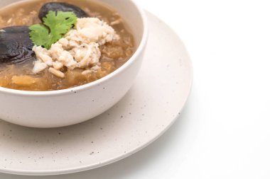 Yengeç beyaz arka plan üzerinde izole kase kırmızı et suyu çorbası kızarmış balık Maw