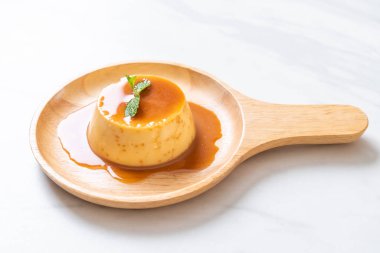 Naneli ev yapımı karamel kremalı puding.