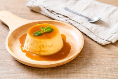 Naneli ev yapımı karamel kremalı puding.