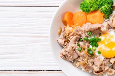 Donburi, domuz eti Pilav kasesi onsen yumurta ve sebze - Japon gıda tarzı