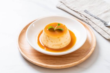 Naneli ev yapımı karamel kremalı puding.