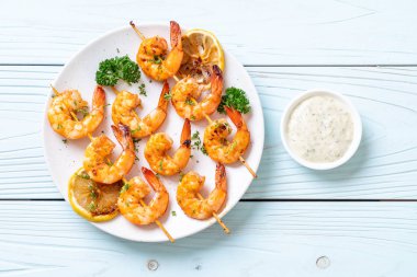 Limon - deniz ürünleri tarzı ile ızgara kaplan karides şiş