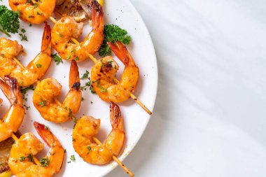 Limon - deniz ürünleri tarzı ile ızgara kaplan karides şiş