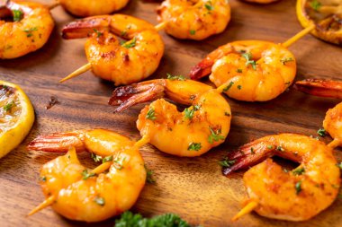 Limon - deniz ürünleri tarzı ile ızgara kaplan karides şiş