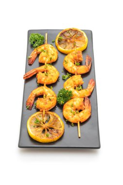 Beyaz arka plan üzerinde izole limon ile ızgara kaplan karides şiş