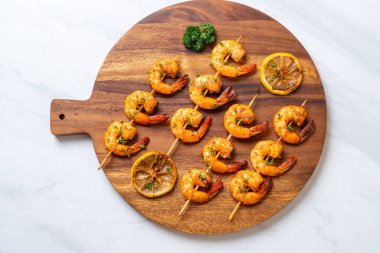 Limon - deniz ürünleri tarzı ile ızgara kaplan karides şiş