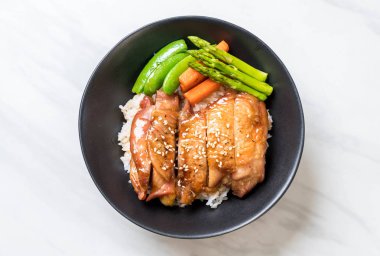 Teriyaki tavuk pilav kasesi - Asya gıda tarzı