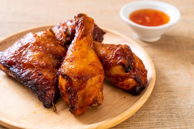 Masada ızgara ve ızgara tavuk.