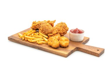 Beyaz arka plan üzerinde izole kızarmış tavuk patates kızartması ve nuggets yemek (abur cubur ve sağlıksız yiyecek)