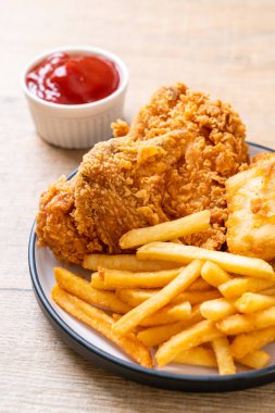 Kızarmış tavuk, patates kızartması ve nugget yemeği. Abur cubur ve sağlıksız yemek.