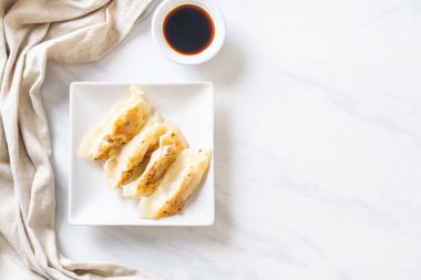 Japon gyoza 'sı ya da soya soslu hamur tatlısı.