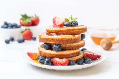 taze yaban mersini, taze çilek ve bal ile sufle gözleme