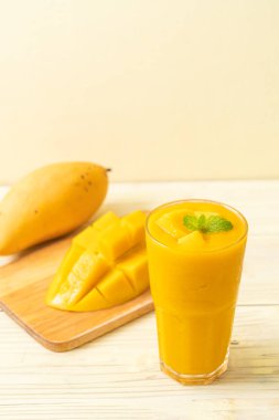 taze mango smoothies - sağlıklı yiyecek ve içecek konsepti