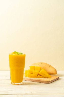 taze mango smoothies - sağlıklı yiyecek ve içecek konsepti