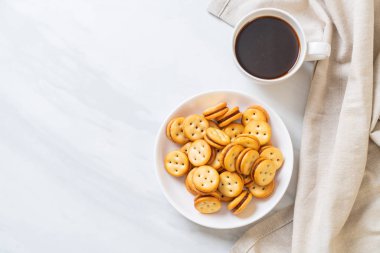 Hindistan cevizli bisküvi ve ananas reçeli.