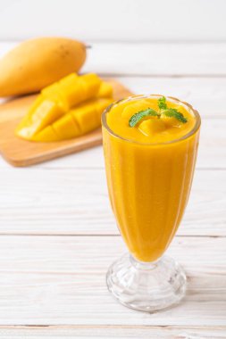 taze mango smoothies - sağlıklı yiyecek ve içecek konsepti