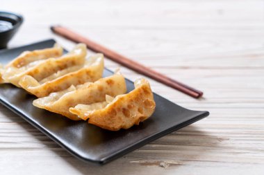 Japon gyoza 'sı ya da soya soslu hamur tatlısı.