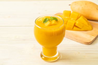 taze mango smoothies - sağlıklı yiyecek ve içecek konsepti