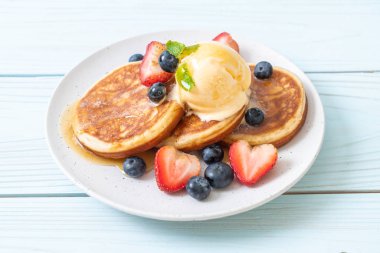 Yabanmersinli gözleme, çilek, bal ve vanilyalı dondurma.