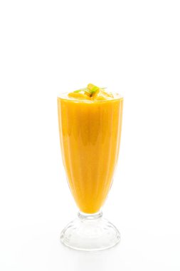 Beyaz arka plan üzerinde izole taze mango smoothies