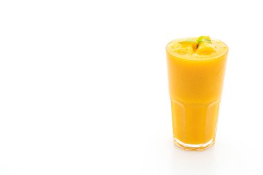 Beyaz arka plan üzerinde izole taze mango smoothies