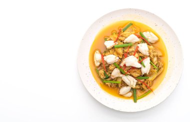 Beyaz arka plan üzerinde izole toz köri ile kızartılmış yengeç