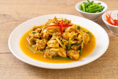 Fried yengeç ile toz köri - Tayland mutfağı