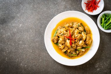 Fried yengeç ile toz köri - Tayland mutfağı