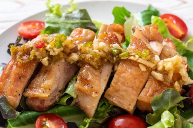 ızgara tavuk salata sebze - sağlıklı gıda tarzı ile