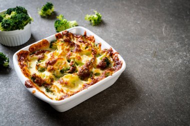 Peynirli fırında karnabahar ve brokoli graten