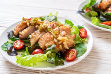 ızgara tavuk salata sebze - sağlıklı gıda tarzı ile