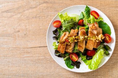 ızgara tavuk salata sebze - sağlıklı gıda tarzı ile